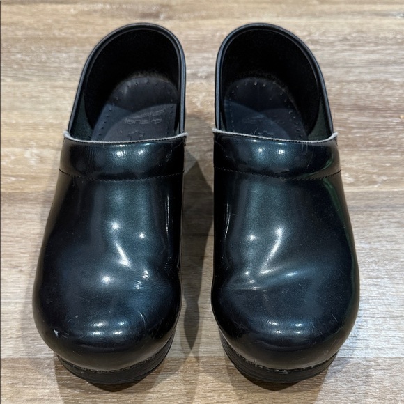 Dansko Size 39 Glossy Green Women's Clogs - Picture 3 of 12